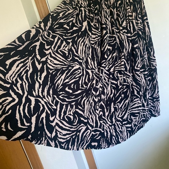 Plus size Avenue 18/20 stretch skirt, animal print - Picture 2 of 5